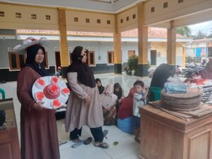 Ibu-ibu PKK Desa Ciwuni Buat Topi Kreasi untuk Karnaval HUT RI Ke-79