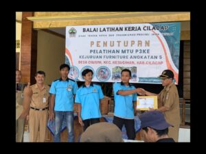 Pembukaan Pelatihan Perbengkelan Sepeda Motor dan Penutupan Pelatihan Pertukangan Kayu