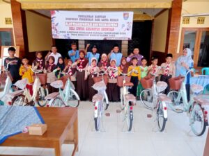 Pemerintah Desa Ciwuni Berikan Bantuan Sepeda untuk 16 Siswa