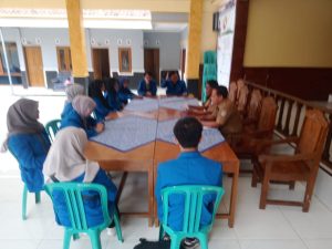 Sepuluh Mahasiswa UMP Kunjungi Balai Desa Ciwuni untuk Kegiatan KKN