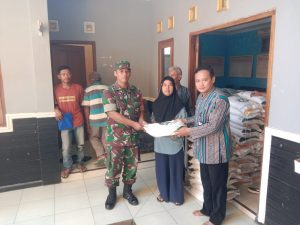 Ratusan Warga Desa Ciwuni Terima Bantuan Beras