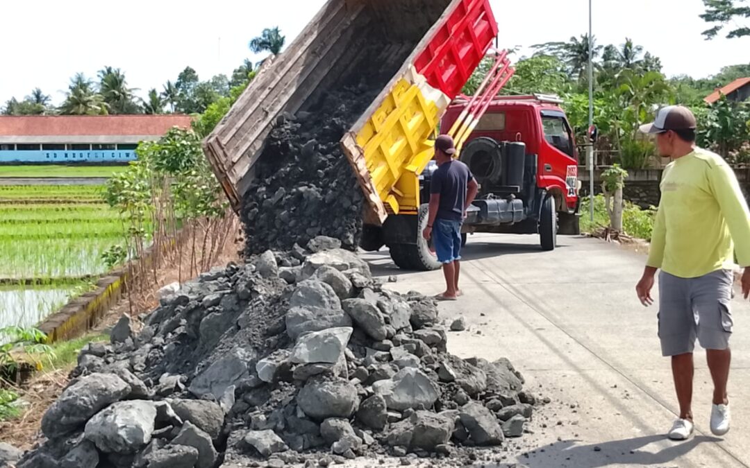 Proses Pengurugan Badan Jalan Ciwuni Lebeng (Bulak) dan Perbaikan Penerangannya