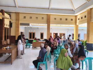 Pelaksanaan Posyandu Balita dan Lansia Bersama Mahasiswa KKN Unsoed di Balai Desa Ciwuni