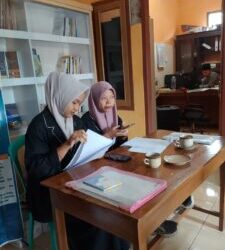 DUA SISWI SMK AL MUALLIM KESUGIHAN LAKSANAKAN PKL DI KANTOR DESA CIWUNI