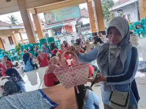 PKK Desa Ciwuni Gelar Pelatihan Kerajinan Tas Belanja dari Tali Strapping