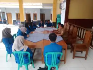 Sepuluh Mahasiswa UMP Kunjungi Balai Desa Ciwuni untuk Kegiatan KKN