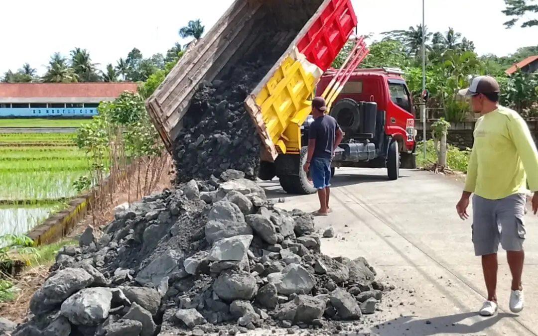 Proses Pengurugan Badan Jalan Ciwuni Lebeng (Bulak) dan Perbaikan Penerangannya